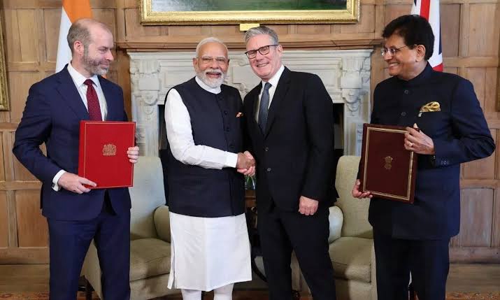 भारत और यूनाइटेड किंगडम (UK) ने एक ऐतिहासिक Comprehensive Economic Trade Agreement (CETA) पर हस्ताक्षर किए।